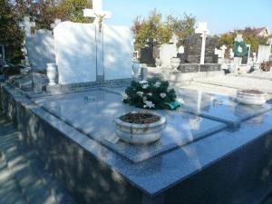 monumente funerare