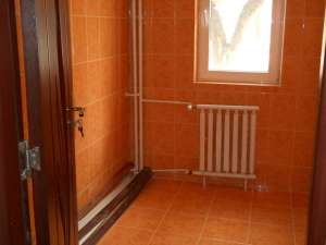 BACAU � VAND APARTAMENT CU 2 CAMERE DECOMANDATE,  PE MARASESTI,  LA ETAJUL 2, 