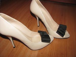 vand 2 rochii de seara,  2 perechi de pantofi zara si musette,  costum Mango,  fusta pnk casual