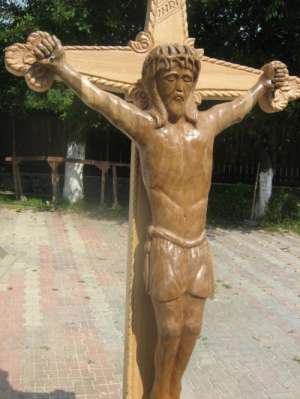 Troita cu crucifix sculptat