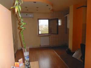 BACAU * VAND APARTAMENT CU 3 CAMERE DECOMANDATE,  ETAJ 3,  IN ZONA PRIETENIEI (NORD),  COMPLET RENOV