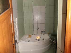 BACAU * VAND APARTAMENT CU 3 CAMERE DECOMANDATE,  ETAJ 3,  IN ZONA PRIETENIEI (NORD),  COMPLET RENOV