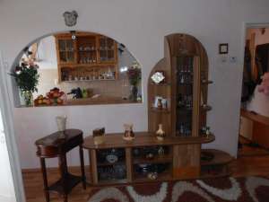 Bacau � Vand apartament cu 3 camere semidecomandat la Piata Miorita,  cu imbunatatiri, 