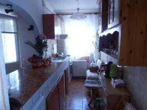 Bacau � Vand apartament cu 3 camere semidecomandat la Piata Miorita,  cu imbunatatiri, 