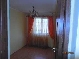 OCAZIE BACAU � VAND 3 CAMERE PE MILCOV,  COMPLET RENOVAT,  CU BAIA SI BUCATARIA MARITA,  BALCON