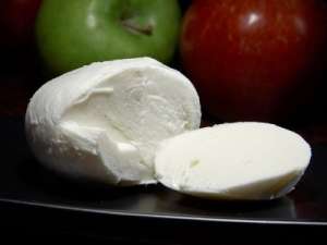 Branza mozzarella din lapte de bivolita