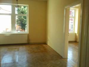 Particular inchiriez cu posibilitate de cumparare,     apartament la casa deosebit de spatios. Apart