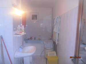BACAU VAND APARTAMENT 2 CAMERE DECOMANDAT PE CORNISA,  LA ETAJUL 3,  CU CENTRALA