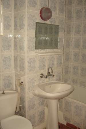 APARTAMENT 2 CAMERE DECOMANDAT IN ZONA DE JOS A ORASULUI,  ETAJ I,  CU CENTRALA