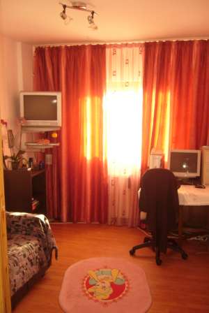 Ofer spre vanzare apartamemnt cu 3 camere decomandate ,  situat in zona de jos,  blocuri noi,  etaj 