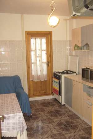 Ofer spre vanzare apartamemnt cu 3 camere decomandate ,  situat in zona de jos,  blocuri noi,  etaj 
