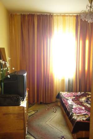 Ofer spre vanzare apartamemnt cu 3 camere decomandate ,  situat in zona de jos,  blocuri noi,  etaj 
