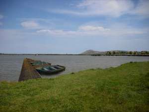 Vand teren intravilan cu deschidere la lac