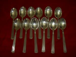 Vand set de tacamuri de 12 persoane placat cu argint