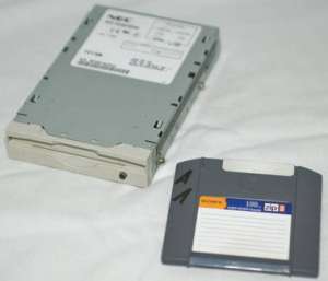 VIND ZIP DRIVE. INTERIOR. IDE SI EXTERIOR