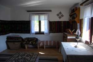 Bucovina,  gospodarie de secol XIX,  restaurata si amenajata pentru turism