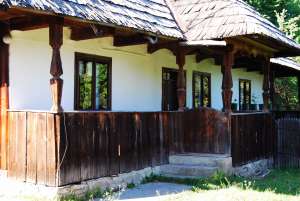 Bucovina,  gospodarie de secol XIX,  restaurata si amenajata pentru turism