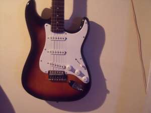 Vand chitara electrica Squier Fender Bullet Strat. (mai are un an garantie)