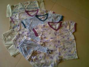 Vand set 4 pijamale de vara,  copii 2 la 4 ani