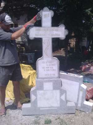 Execut cruci de mozaic (marmura) si lucrari in cimitir.
