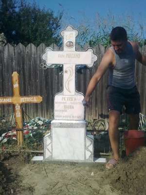 Execut cruci de mozaic (marmura) si lucrari in cimitir.