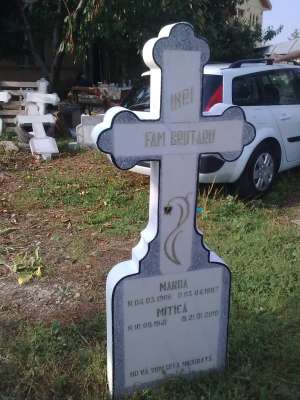 Execut cruci de mozaic (marmura) si lucrari in cimitir.