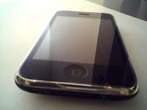 VIND IPHONE 3G, 16GB IMPECABIL, FUNCTIONEAZA AN TOATE RETELELE SI CU TOATE ACCESORILE.