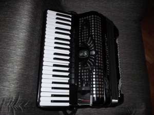 VAND URGENT ACORDEON WELTMEISTER CANTORA,  STARE IMPECABILA ! PRET :1900 EURO !