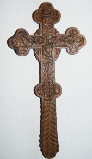 Cruce de binecuvantare sculptata manual pe doua fete in lem de nuc