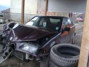 vand bmw 318 avariat