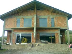Vand casa in rosu-jumatate de duplex