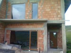 Vand casa in rosu-jumatate de duplex