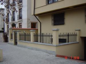 Spatiu Birou,   STRADAL,   intrare PRIVATA curte,   90 mp,   Domenii
