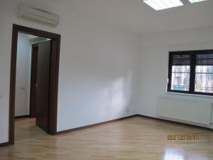 Spatiu Birou,   STRADAL,   intrare PRIVATA curte,   90 mp,   Domenii