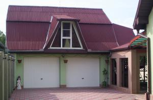 Vand casa cu mansarda,    curte,    livada,    piscina