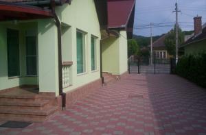 Vand casa cu mansarda,    curte,    livada,    piscina