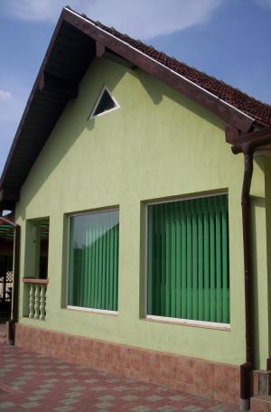 Vand casa cu mansarda,    curte,    livada,    piscina