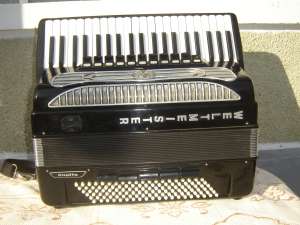 Vand acordeon Weltmaister-supita si doza AKG
