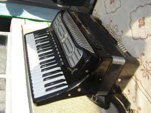 Vand acordeon Weltmaister-supita si doza AKG