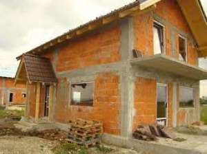 Case la rosu