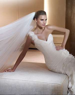 Vand Rochie Mireasa Pronovias 2011