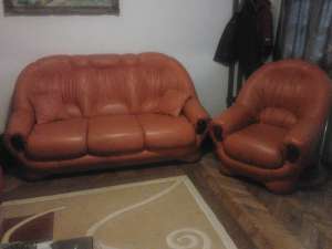 CANAPEA CU DOUA FOTOLII  IMITATIE DE PIELE CULOARE PORTOCALIE