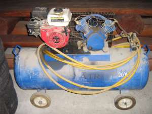 Vand compresor aer 200 litri pe motor cu benzina