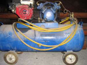 Vand compresor aer 200 litri pe motor cu benzina