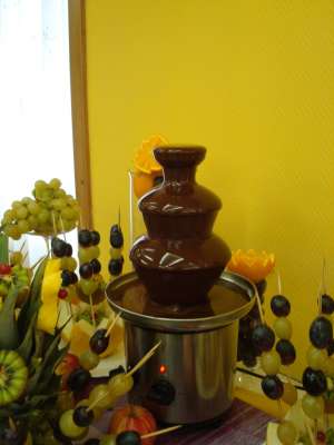 Masa de fructe su fantana de ciocolata