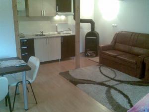 VIND CASA VACANTA 3 CAMEREPE VALEA ARIESULUI ZONA BURU