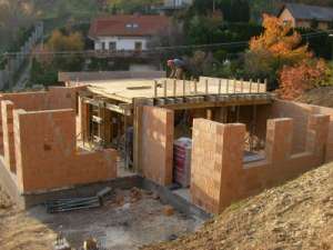 Case la rosu 25 m2