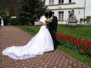 Vand rochie de mireasa cu trena tip catedrala