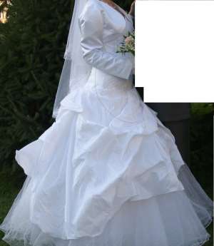 vand rochie de mireasa alba cu crinolina si bolero