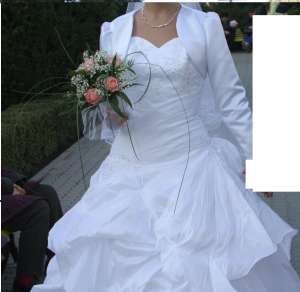 vand rochie de mireasa alba cu crinolina si bolero